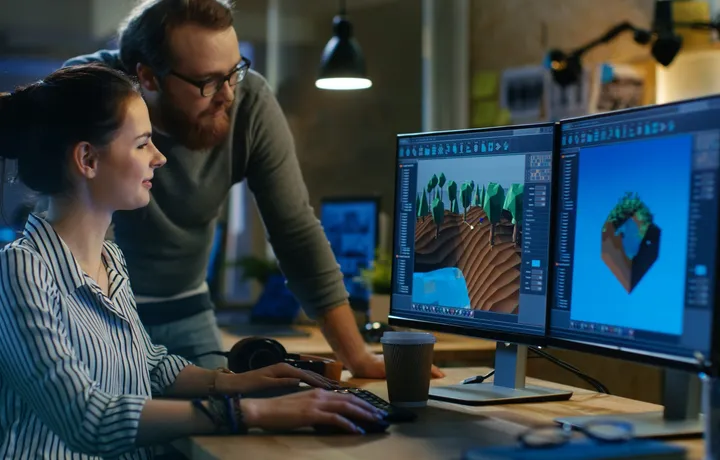 Female,Game,Developer,Has,Discussion,With,Male,Project,Manager,While